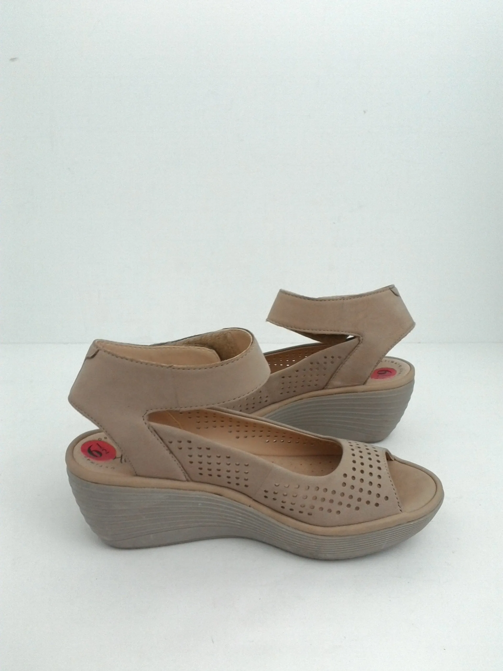 Collection By Clarks Women's Nude/Natural Wedge Sandal size 6.5